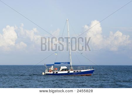 die Yacht und eine Wolke