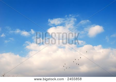 Skyer på blå himmel