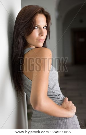 Portrét mladé horké brunetka.
