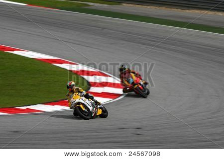 SEPANG, MALAYSIA - 22. oktober: Moto2 rytter Alex deAngelis (15) races med en anden rytter på kvali