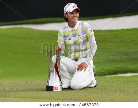 KUALA LUMPUR, MALAYSIA - 16 oktober: Na Yeon Choi Sydkorea poserer med hendes trofæ efter at have vundet