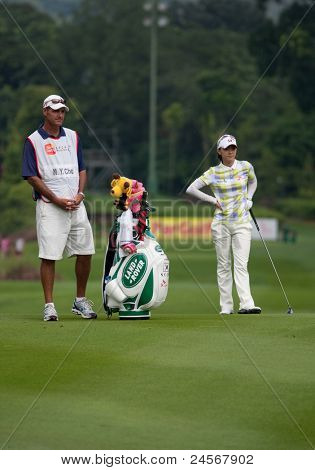 KUALA LUMPUR - 16 oktober: Na Yeon Choi i Sydkorea og hendes caddie ur fra fairway af den 