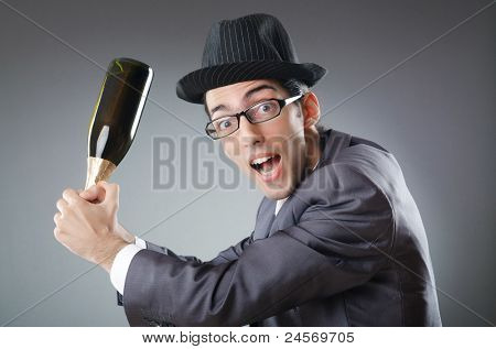 Kaufmann mit Flasche Champagner