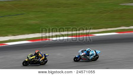 SEPANG, MALAYSIA - 22. oktober: Moto2 rider Mike di Meglio (63) løb med Valentin Debise på hun
