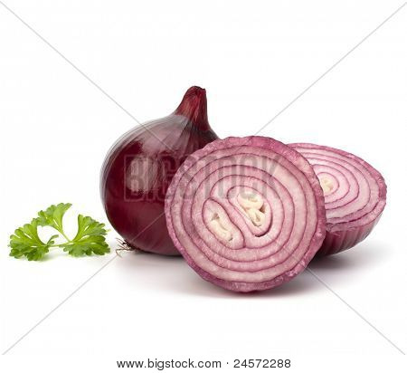 Rot in Scheiben geschnitten, Zwiebeln und frische Petersilie-Stilleben, isolated on white background