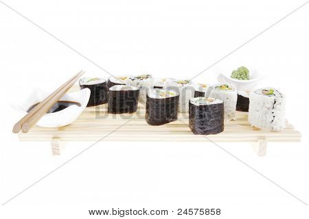 Maki-Rolle mit frittierte Gemüse innen. auf dem hölzernen Rost. isolated over white Background. Japa