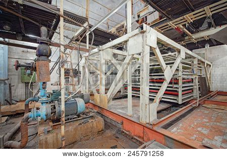 Broken Old Ionization Calorimeter In An Abandoned Underground Laboratory For The Study Of Cosmic Ray
