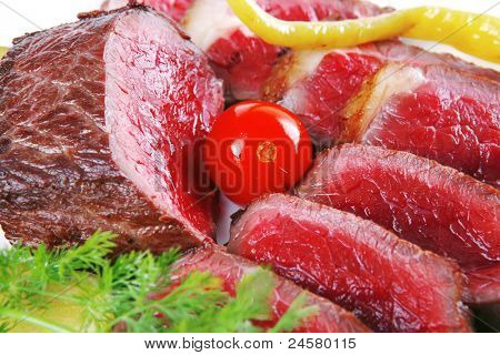 半生的牛肉肉与蔬菜在白板上