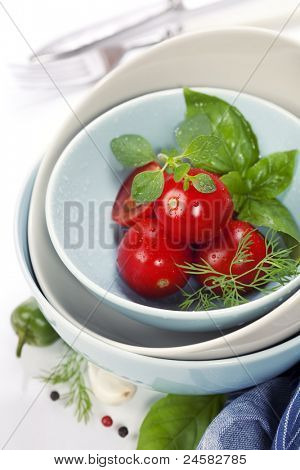 Verdure fresche in ciotole con tovagliolo blu