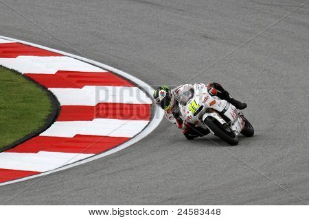 SEPANG, Malajsie - 22. října: 125cc jezdec Sandro Cortese soutěží na kvalifikační zasedání 