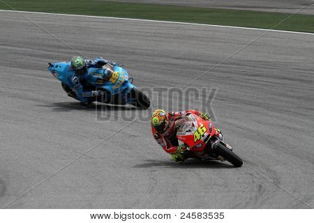 SEPANG, MALAYSIA - 22. oktober: MotoGP rytter Valentino Rossi (46) og Alvaro Bautista konkurrere på den 