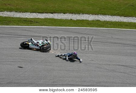 SEPANG, MALAYSIA - 23 oktober: Moto2 rider Anthony West falder på turn 15 under opvarmning på skallen