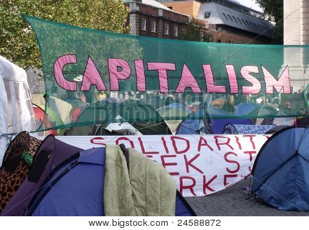 Londres-23 de OCT: Protesta de manifestantes anticapitalistas y campamento en el famoso cementerio de St Pauls en