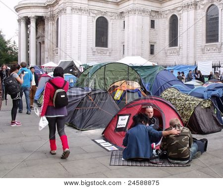 Londres-23 de OCT: Protesta de manifestantes anticapitalistas y campamento en el famoso cementerio de St Pauls en