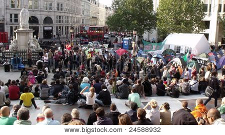 Londres-23 de OCT: Protesta de manifestantes anticapitalistas y campamento en el famoso cementerio de St Pauls en