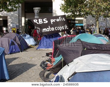 Londres-23 de OCT: Protesta de manifestantes anticapitalistas y campamento en el famoso cementerio de St Pauls en