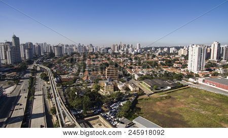 Large Avenues, Avenue Journalist Roberto Marinho, Sao Paulo Brazil, South America