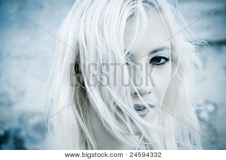 Closeup Portrait de jeune fille. Photo tonique spécialement froid