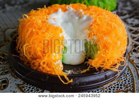 Gold Egg Yolk Thread Cakes Or Cake Foi Tong Lava Cake.