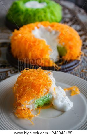 Gold Egg Yolk Thread Cakes Or Cake Foi Tong Lava Cake.