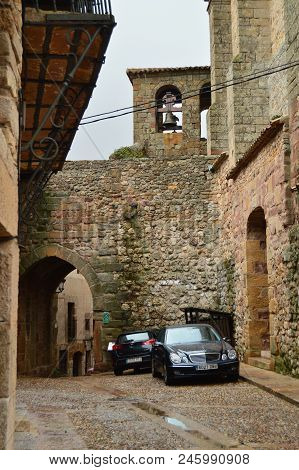 Arrebatacapas Arch Dated In The Middle Ages. Architecture, Rural Tourism, Travel. March 18, 2016. At