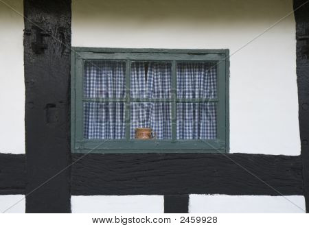 Fenêtre dans maison colombage
