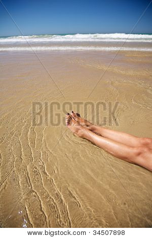 콘 일 해변에서 물에 두 다리