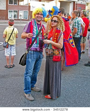 Kiev-juli 01: Sportsfans fra Spanien og Italien kommunikere mellem sidste kamp Spanien-Italien på juli 01