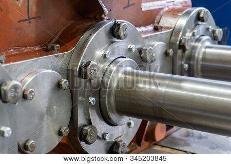 Gearbox Assembly, Spline Shaft With Bearing For Transmitting The Flywheel Into Motion