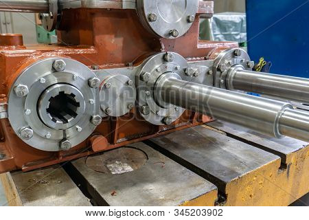 Gearbox Assembly, Spline Shaft With Bearing For Transmitting The Flywheel Into Motion