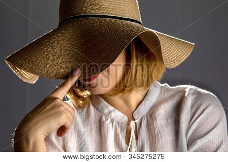 Image Portrait Of A Beautiful Brown-eyed Woman
