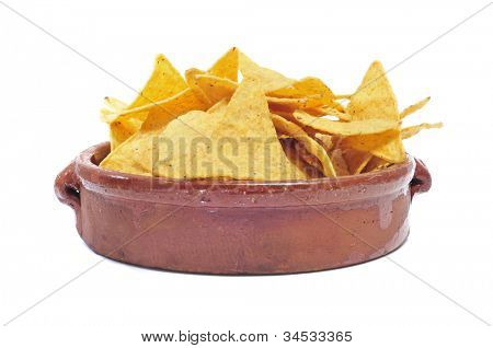 earthware ชามกับ nachos บนพื้นหลังสีขาว