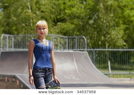 Skater garota punk com placa no Skatepark