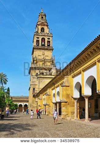 CORDOBA, Espanja - huhtikuu: Patio de los Naranjos ja kellotorni Cathedral moskeija 16. toukokuuta 2012 AK