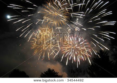 Fuegos artificiales con la luna