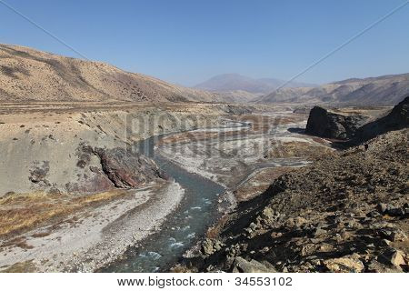 ริเวอร์ Karnali วิ่งผ่านภูมิประเทศแห้งแล้งในทิเบต
