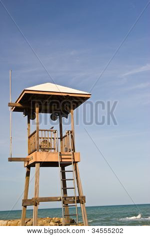 Asuntola on varoittaa rannalla