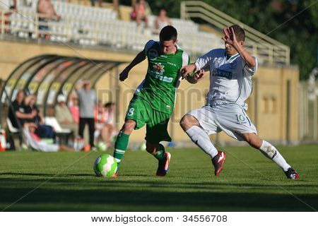 KAPOSVÁR, Maďarsko - 16. června: Radka Garai (v bílém) v akci na Maďarské národní šampion