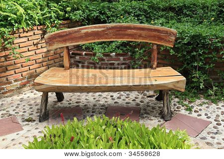 Holz Stuhl im Garten