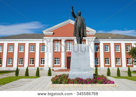 Tver Region, Russia - Augus 28, 2019: Monument To V.i. Lenin Against The Background Of The Administr