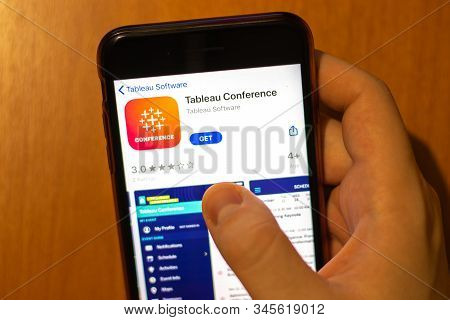 Los Angeles, California, Usa - 17 January 2020: Mobile Phone In Hand With Tableau Conference App Log