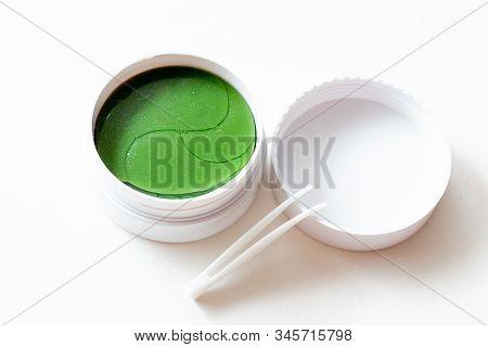Hydrogel Green Spirulina Cosmetic Eye Patch Jar.