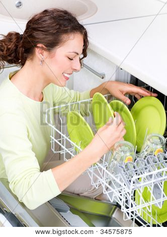 Spülmaschine. Junge Frau in der Hausarbeit Küche. Waschen