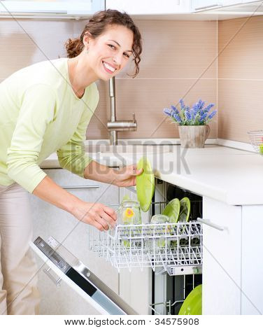 Spülmaschine. Junge Frau in der Hausarbeit Küche. Waschen