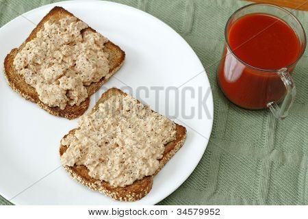 Sandwich au saumon et jus de tomate