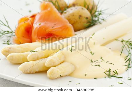 somon ve patates ile kuşkonmaz