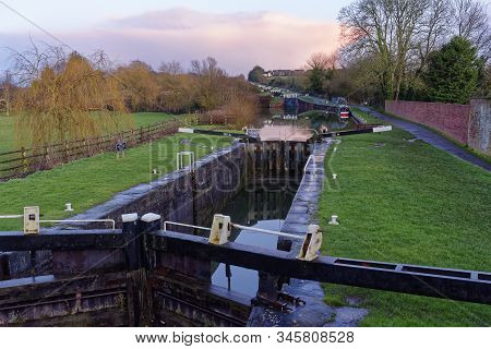 Winter Evening At Main Flight Of Caen Hill Locks On The Kennet & Avon Canal, Devizes, Wiltshire 
Vie