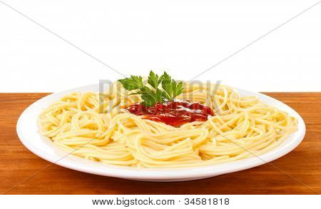 Italské špagety vařené v bílé plotně na dřevěné pozadí