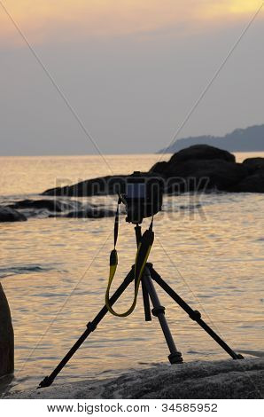 岩の上にカメラ