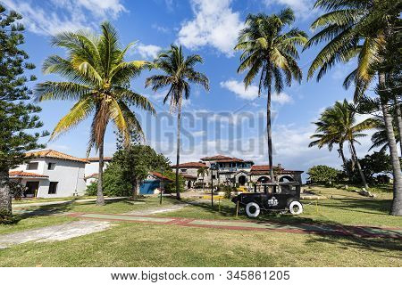 Varadero, Cuba. November 22, 2019: Al Capones Old Villa. Restaurant And A Car Made In A Retro Style,